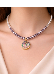 İnci Dizili Madalyon Detaylı Kadın Kolye – Zarif ve Şık Tasarım