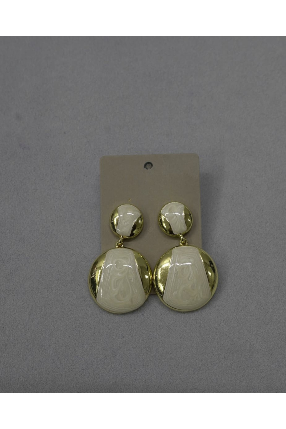 Krem Emaye Geçişli Altın Renk Çivili Küpe