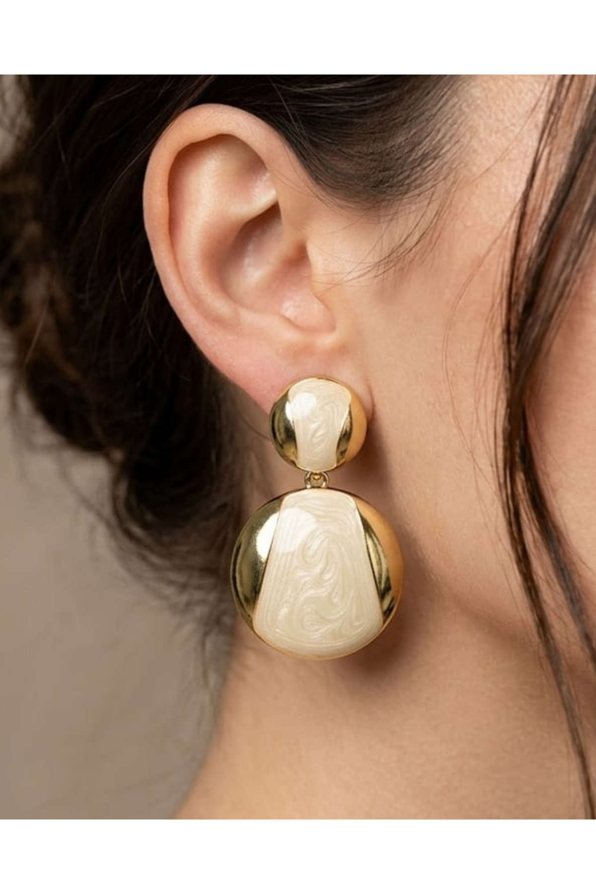 Krem Emaye Geçişli Altın Renk Çivili Küpe