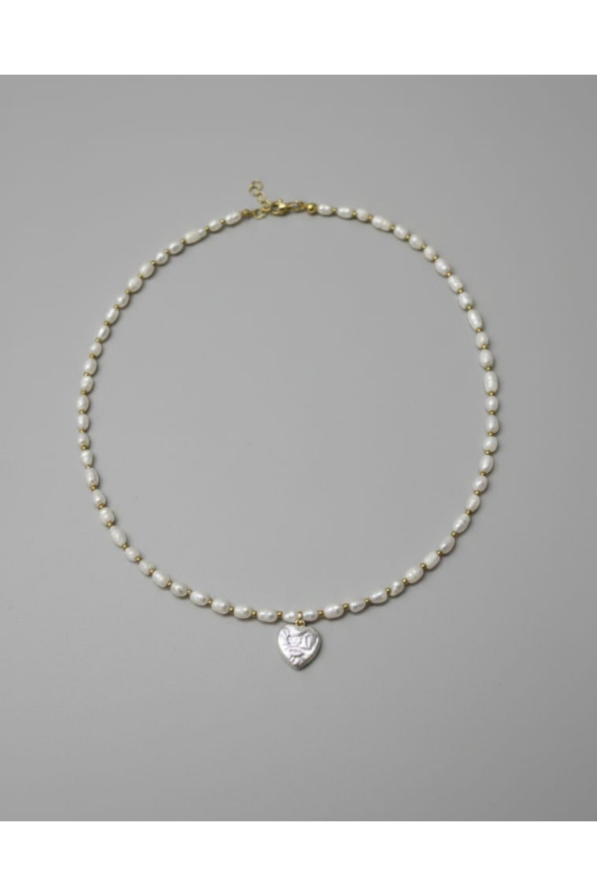 Doğal İnci Taşlı Kalp Figürlü Kolye – Gold Detaylı Zarif Tasarım
