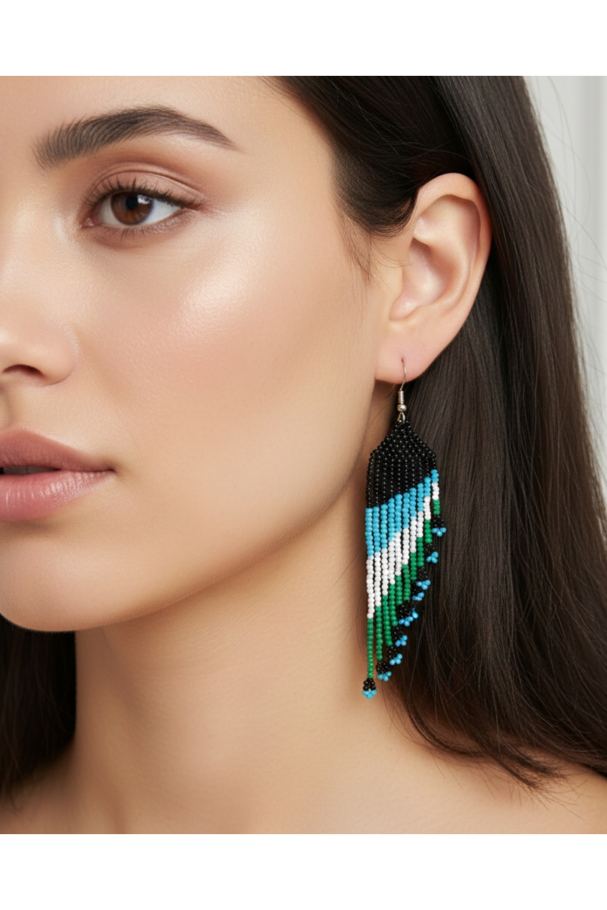 El Yapımı Boncuk Örme Sallantılı Küpe – Renkli Etnik Tasarım