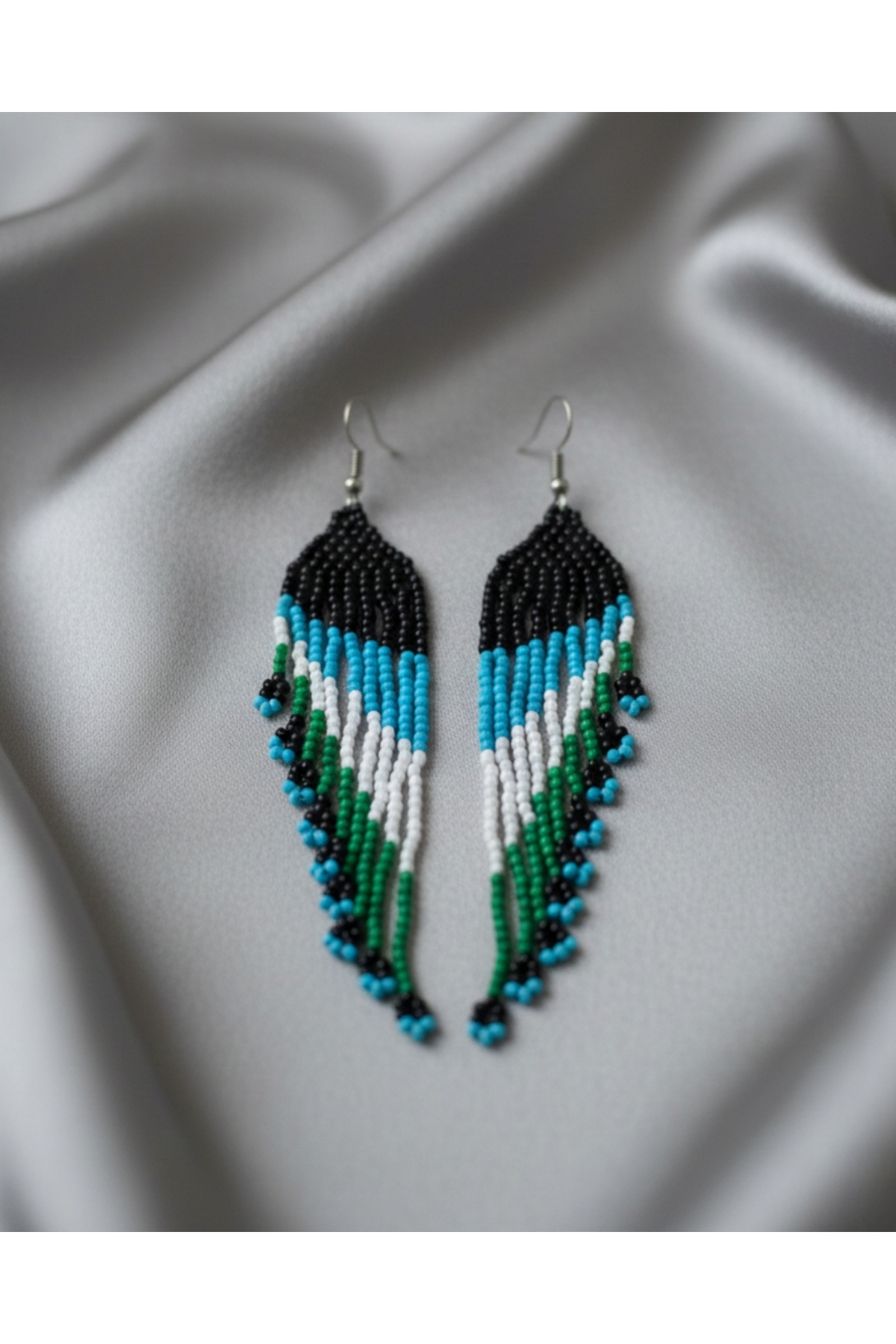 El Yapımı Boncuk Örme Sallantılı Küpe – Renkli Etnik Tasarım