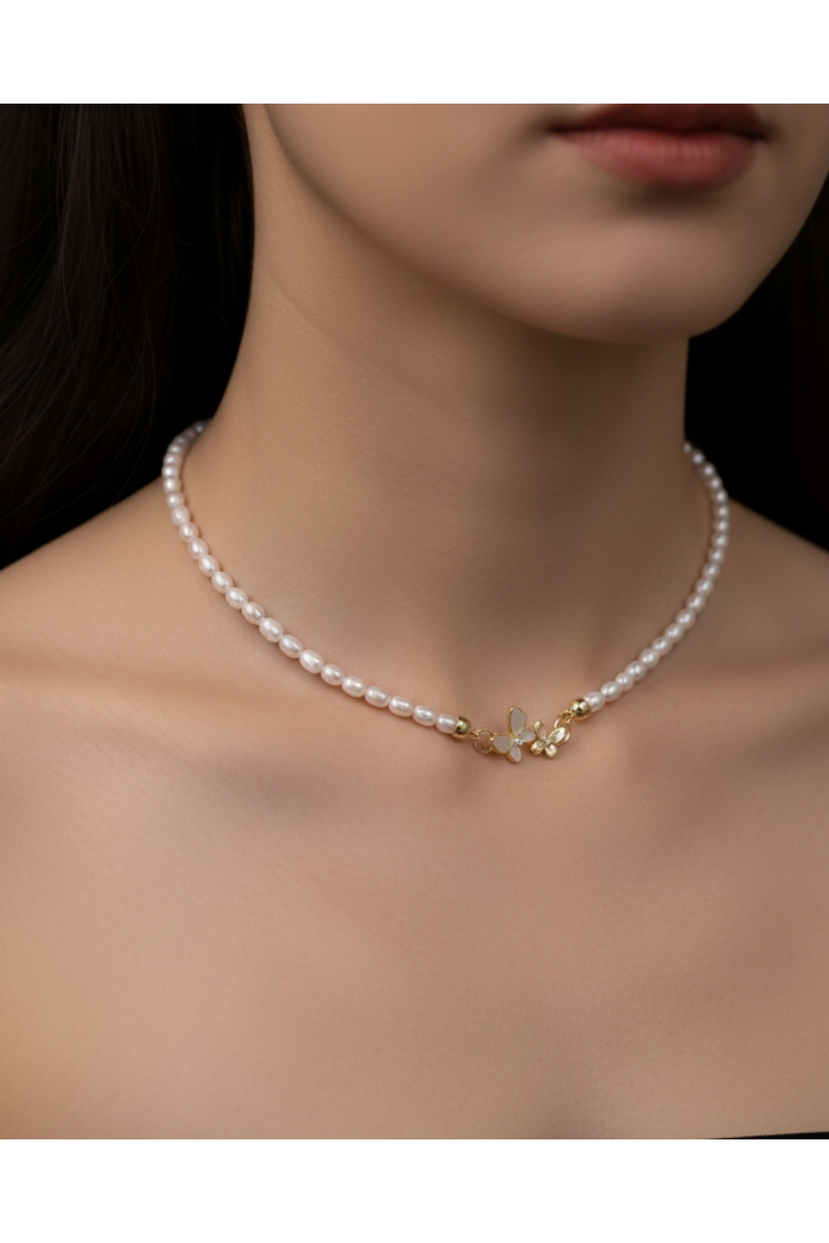 İnci Detaylı Kelebek Figürlü Kadın Kolye – Zarif ve Şık Tasarım