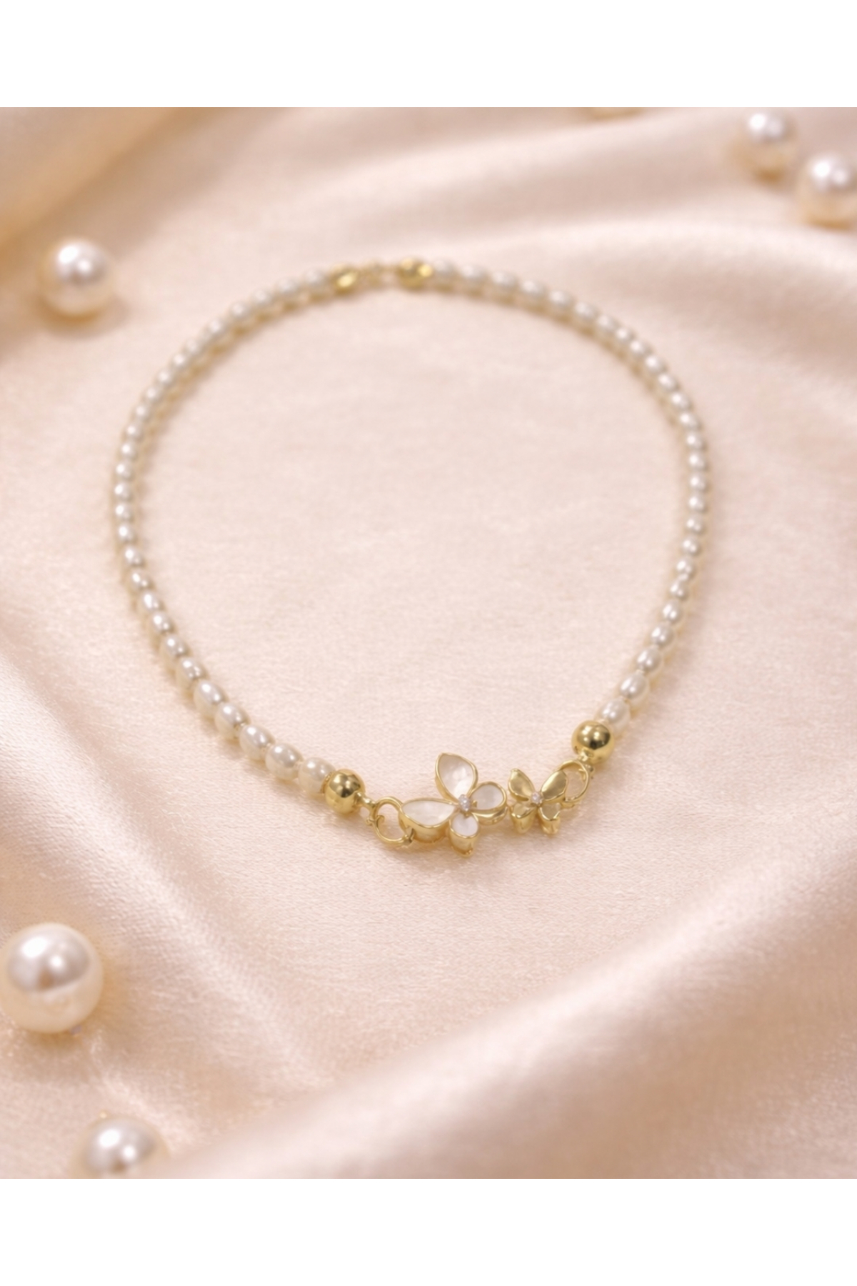 İnci Detaylı Kelebek Figürlü Kadın Kolye – Zarif ve Şık Tasarım