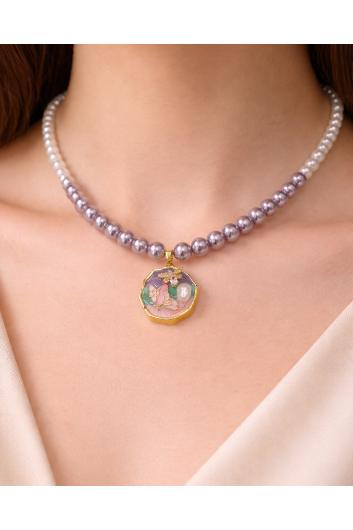 İnci Dizili Madalyon Detaylı Kadın Kolye – Zarif ve Şık Tasarım
