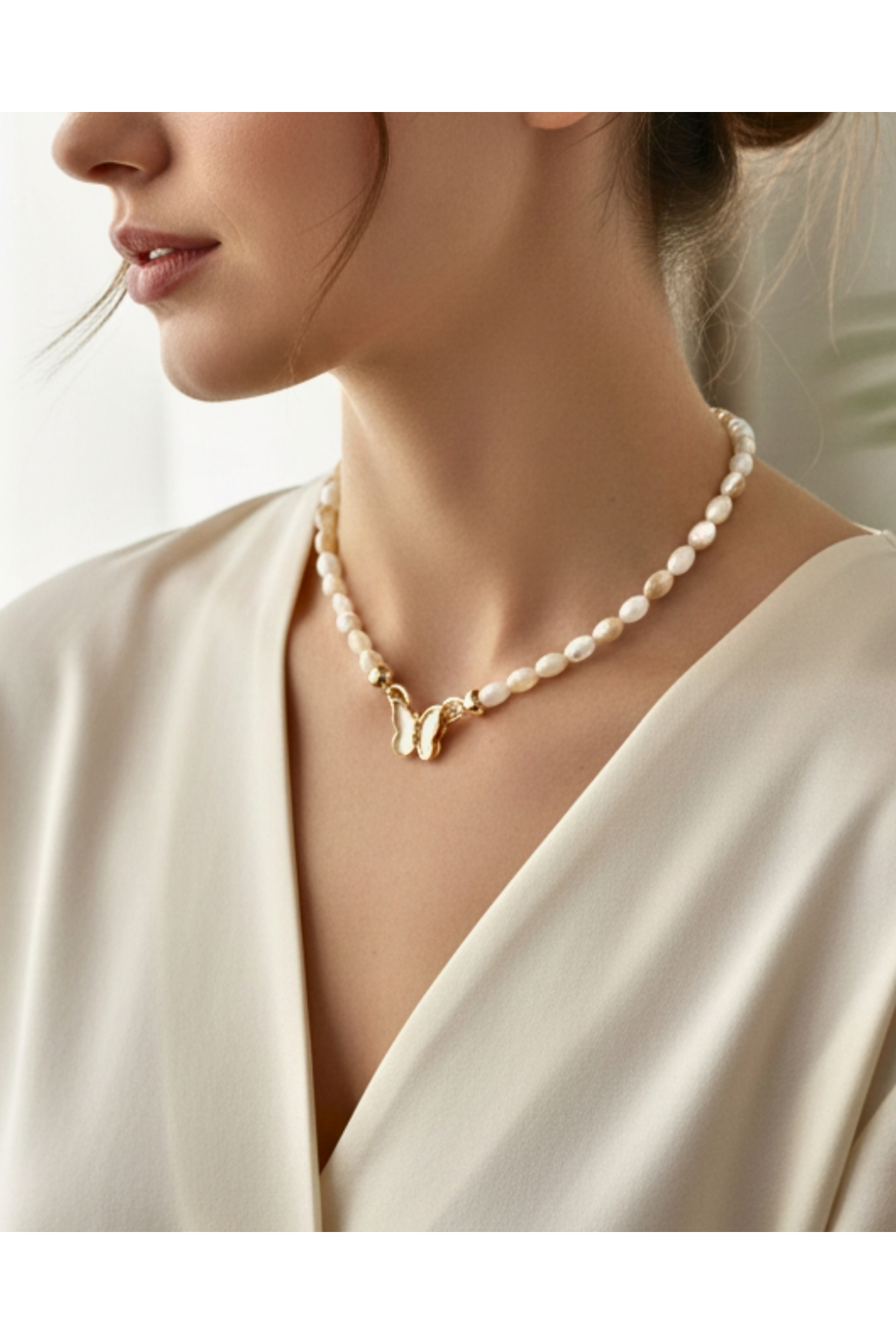 Taşlı Kelebek Figürlü Kadın Kolye – Zarif ve Şık Tasarım