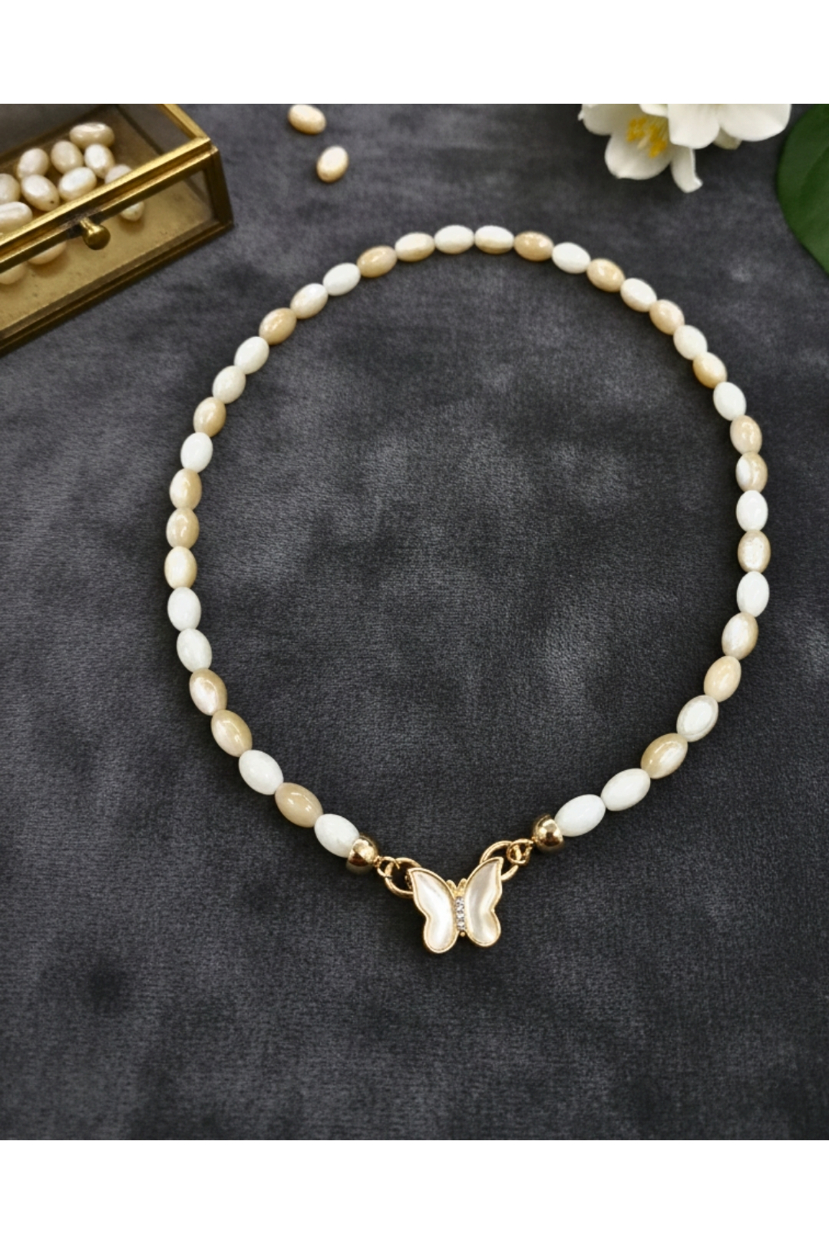 Taşlı Kelebek Figürlü Kadın Kolye – Zarif ve Şık Tasarım