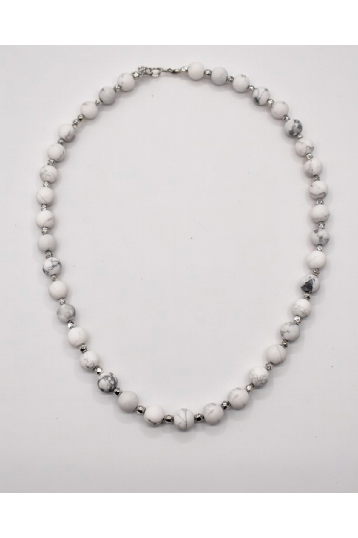 Howlit (Howlite) Doğal Taş Kolye – Beyaz Mermer Desenli Minimal Tasarım