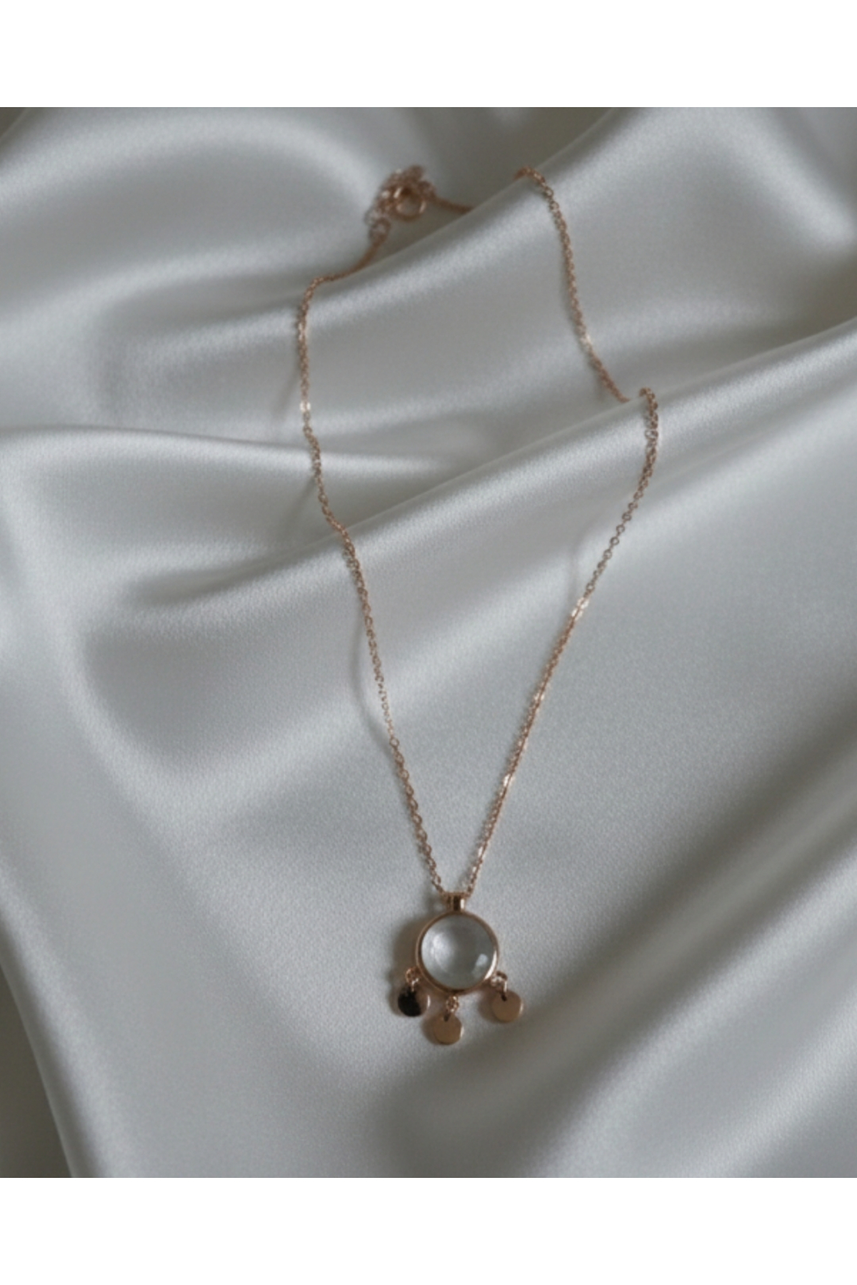 Zarif Figür Detaylı Minimal Kolye