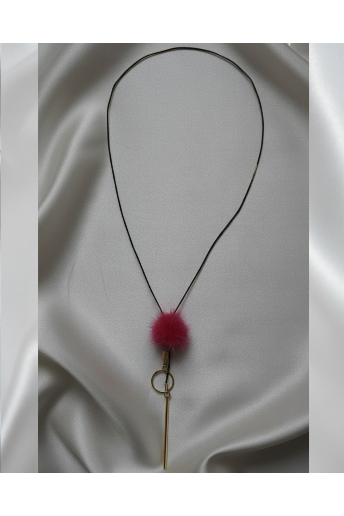 Kırmızı Ponpon Detaylı Minimal Uzun Kolye